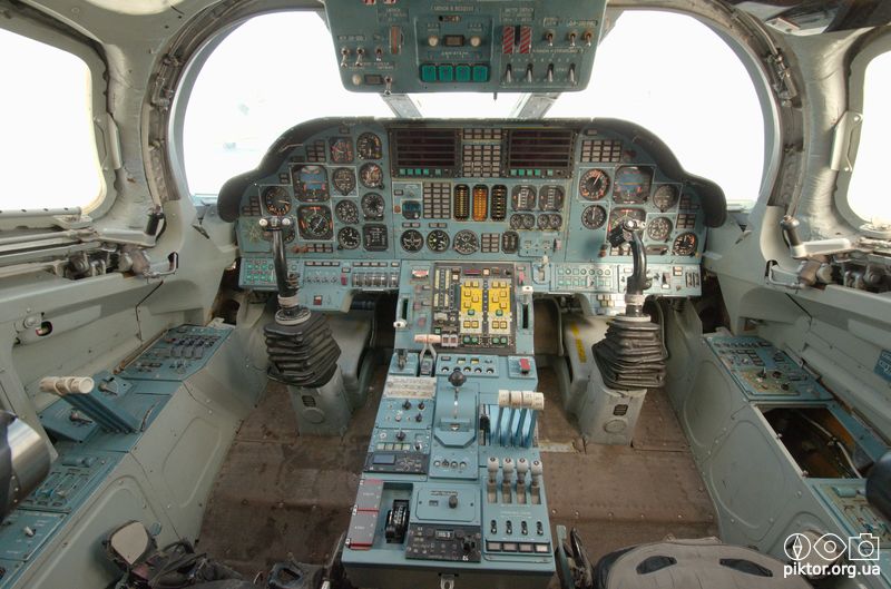 Кабіна пілотів Ту-160