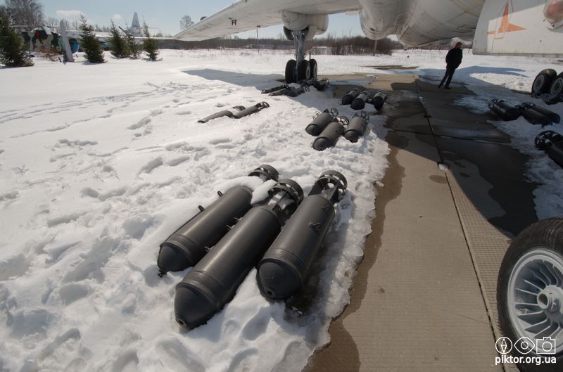 Бомби під Ту-16